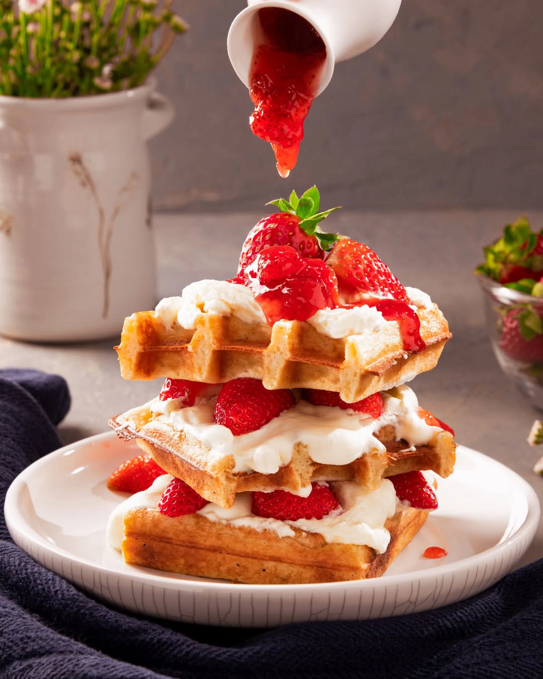 Waffels with Strawbeery and Cream
