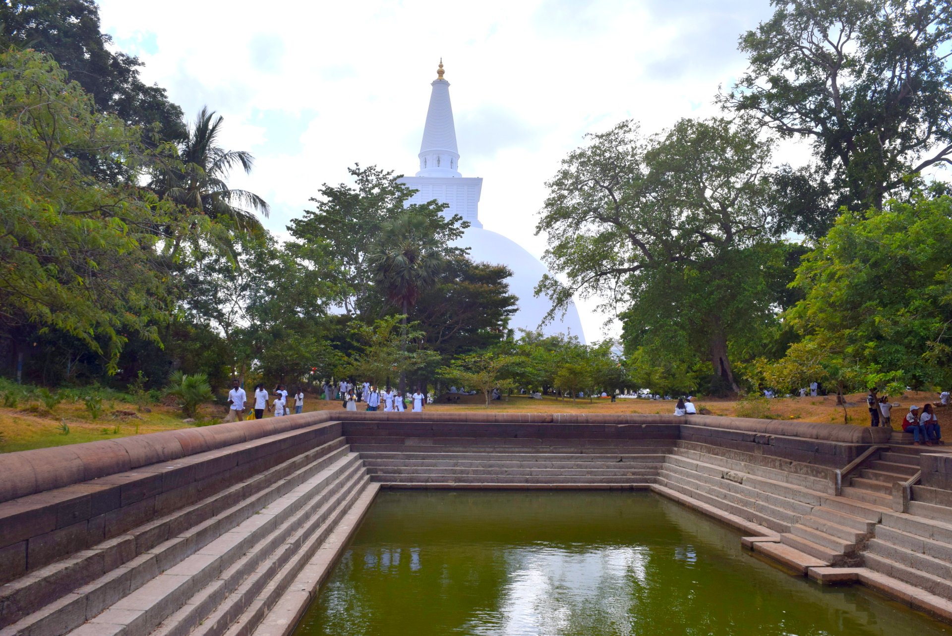 Ruwanweli Maha Seya - Janthagara Pond