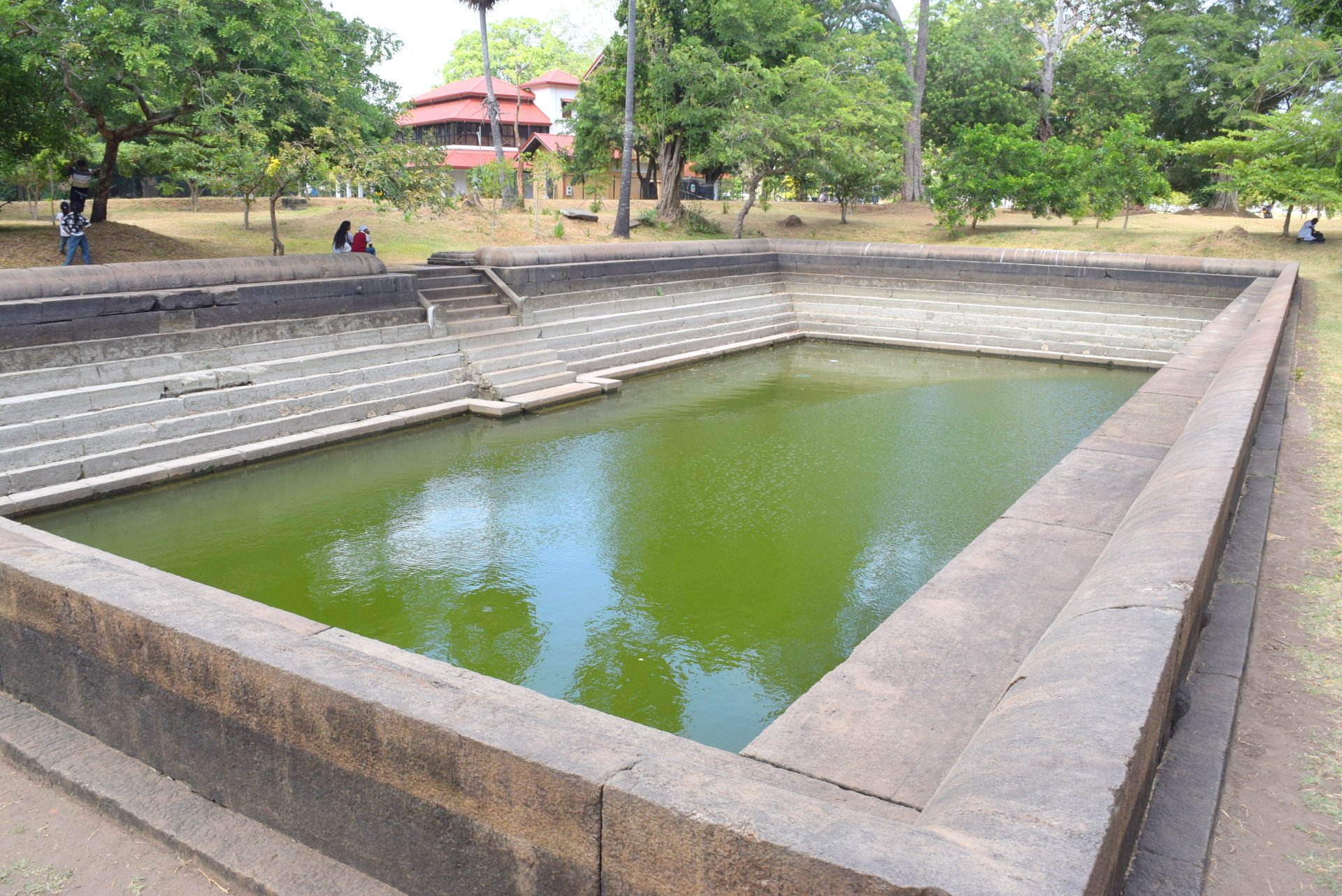 Ruwanweli Maha Seya - Janthagara Pond