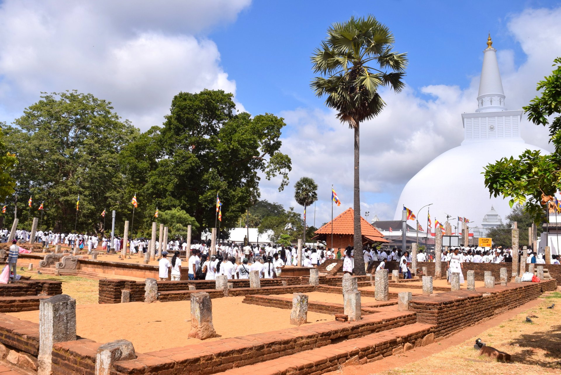 Ruwanweli Maha Seya - Eastern Monastery Complex