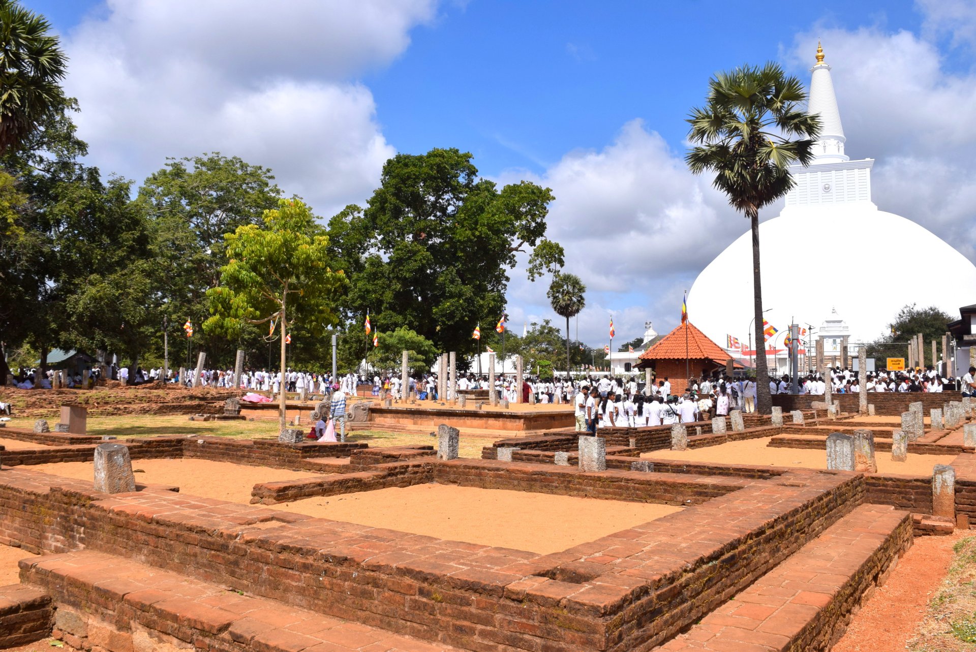 Ruwanweli Maha Seya - Eastern Monastery Complex