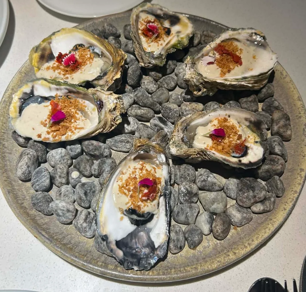 Fresh oysters with lime garnish