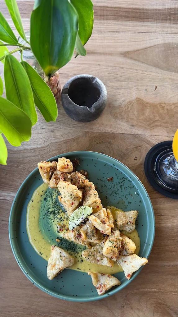 Fried calamari with lime sauce
